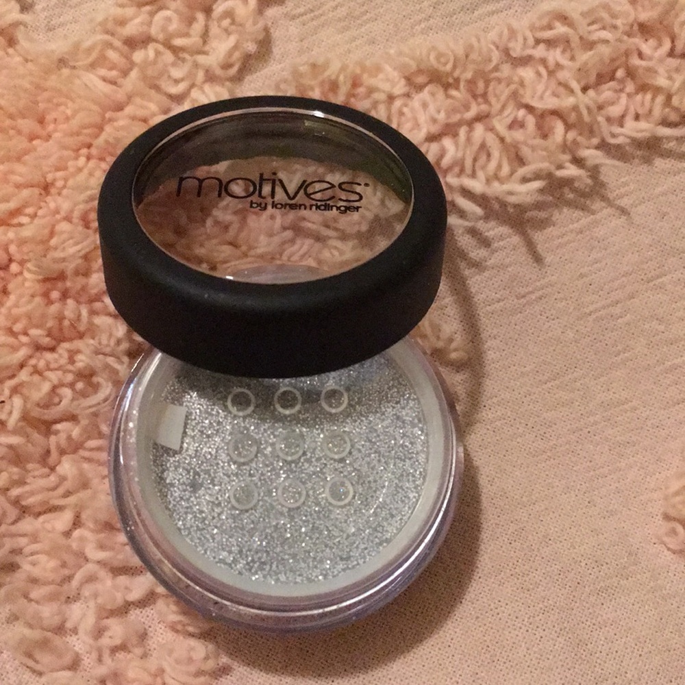 Motives Cosmetics - Picture 2 of 4